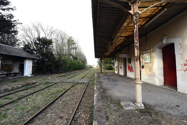 Evaux-les-bains train station, situated in a pitoresque spa town, has been one of the many victims of a failing rail policy. It is slated to become a path for walkers and cyclists, permanently depriving a community of rail serice.
