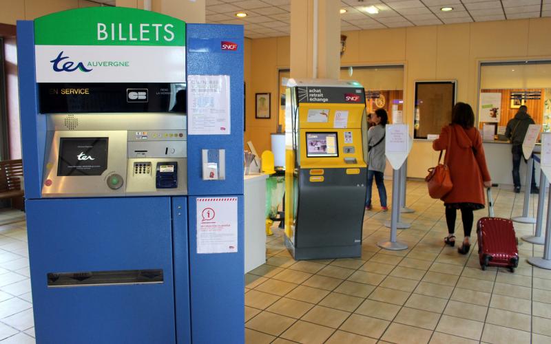 Due to the lack of unified ticketing, there are individual ticket machines for Regional and National Transport. In Stations served by multiple regions, there are even individual machines for each region, meaning duplication of costs.